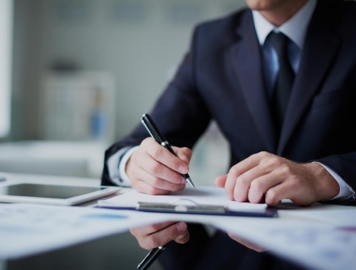 Profissional da Controltec realizando análise contábil e financeira em Itamaraju BA